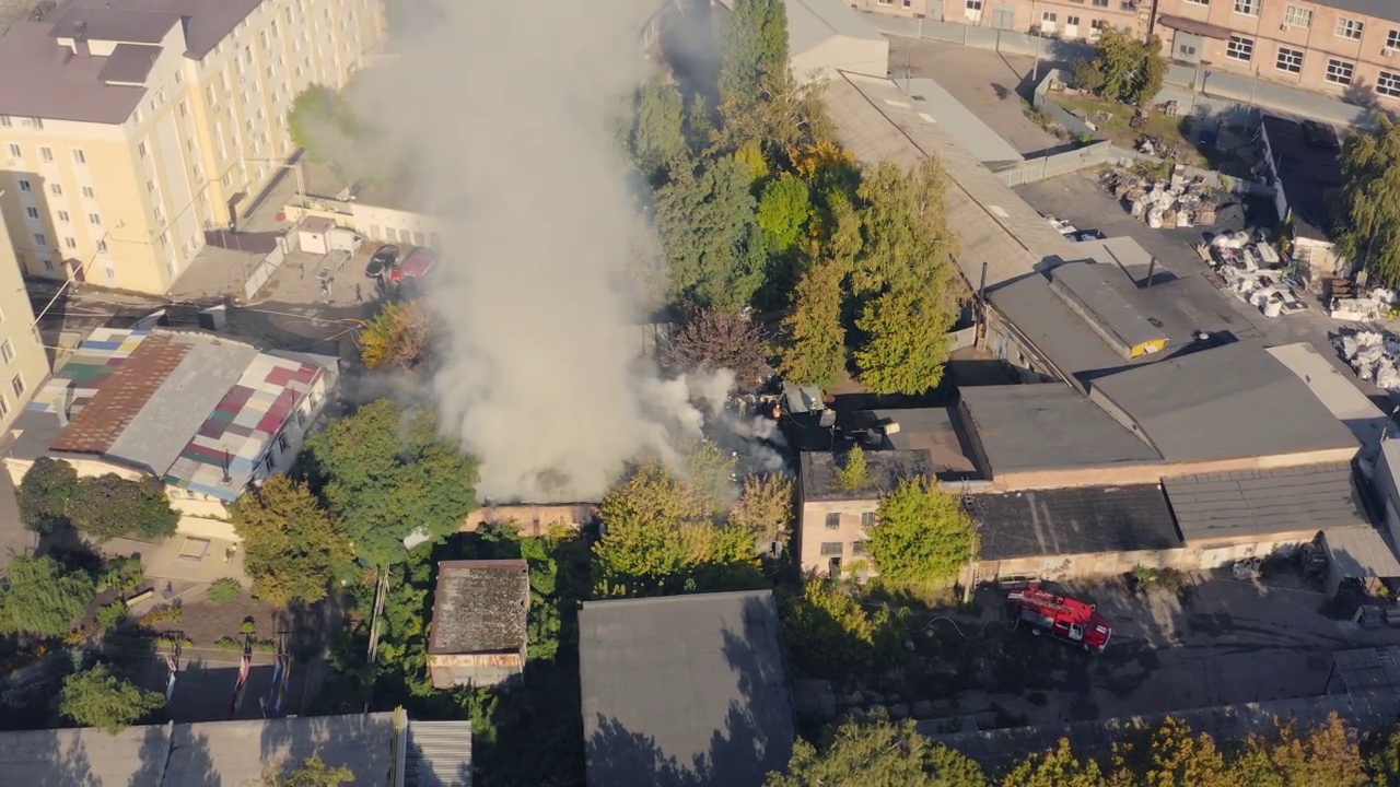 工业城市地区发生火灾:无人机空袭视频素材