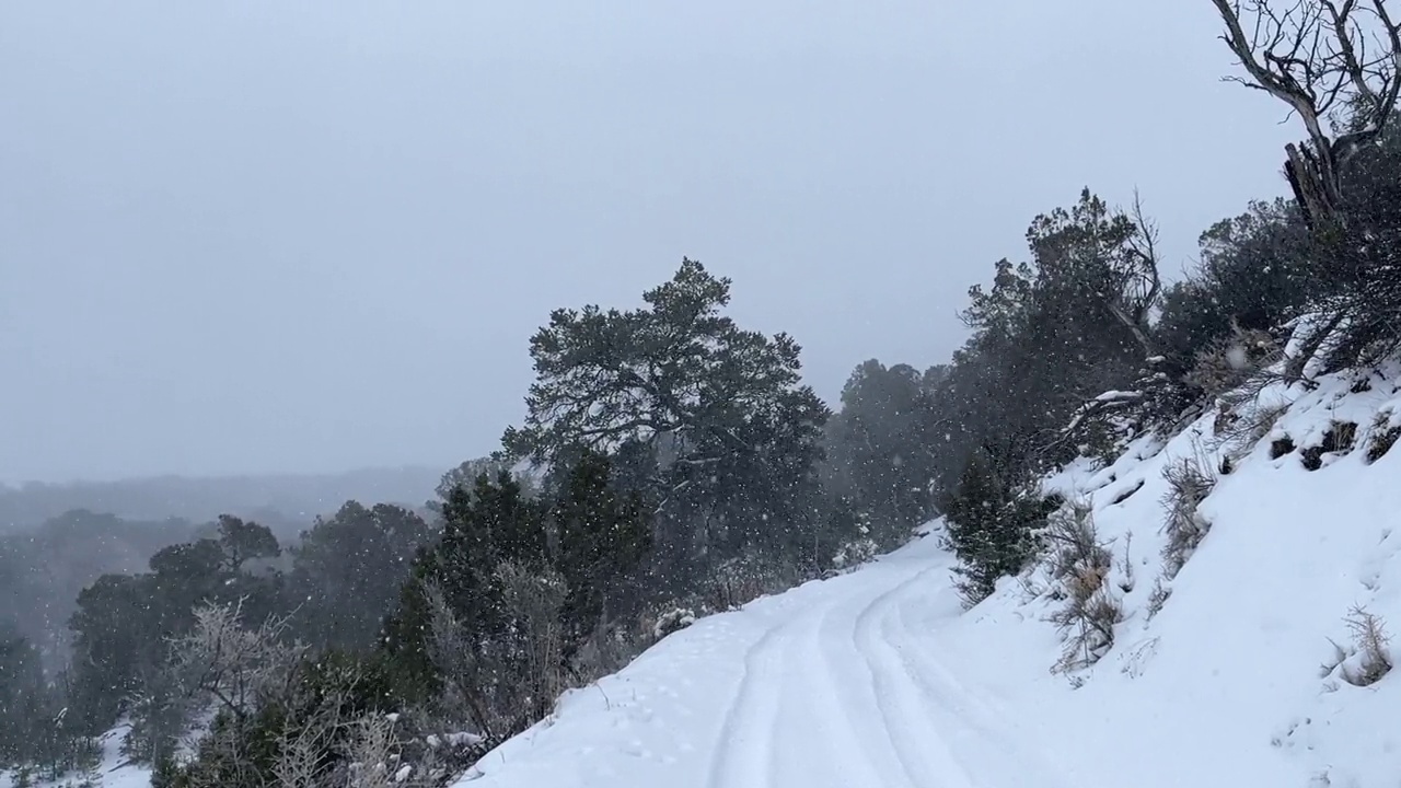 暴风雪暴风雪在强风科罗拉多冬季降雪在山脉沙漠和河流极端天气条件视频系列视频下载