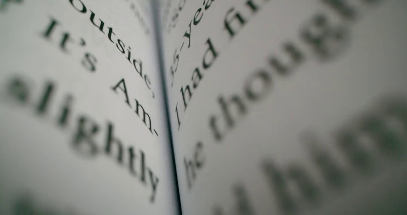 翻开的书里的文字慢动作视频素材