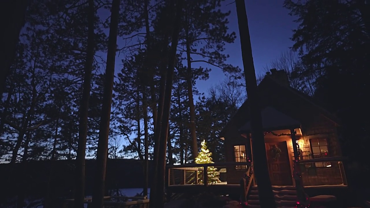 傍晚时分，乡村家庭的甲板上的圣诞树视频素材
