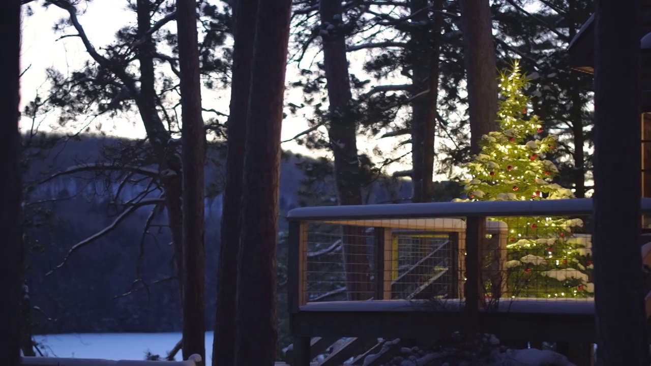 日落时分，乡村住宅的甲板上的圣诞树视频素材