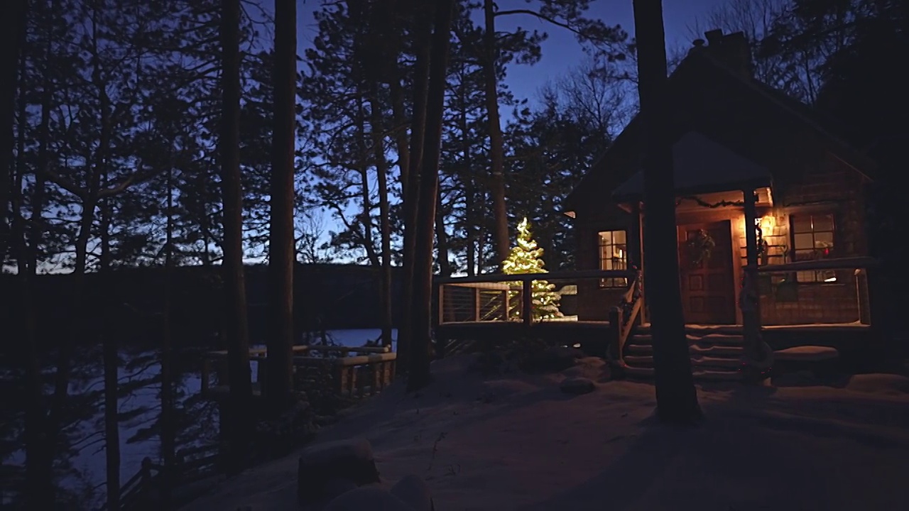 傍晚时分，乡村家庭的甲板上的圣诞树视频素材