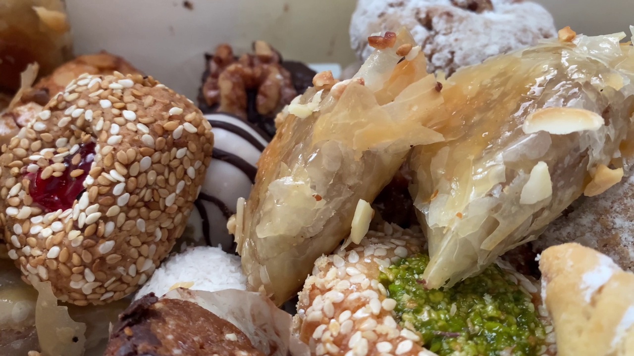 斋月开斋节、古尔邦庆祝活动中典型的糖果和糕点，坚果和蜂蜜视频下载