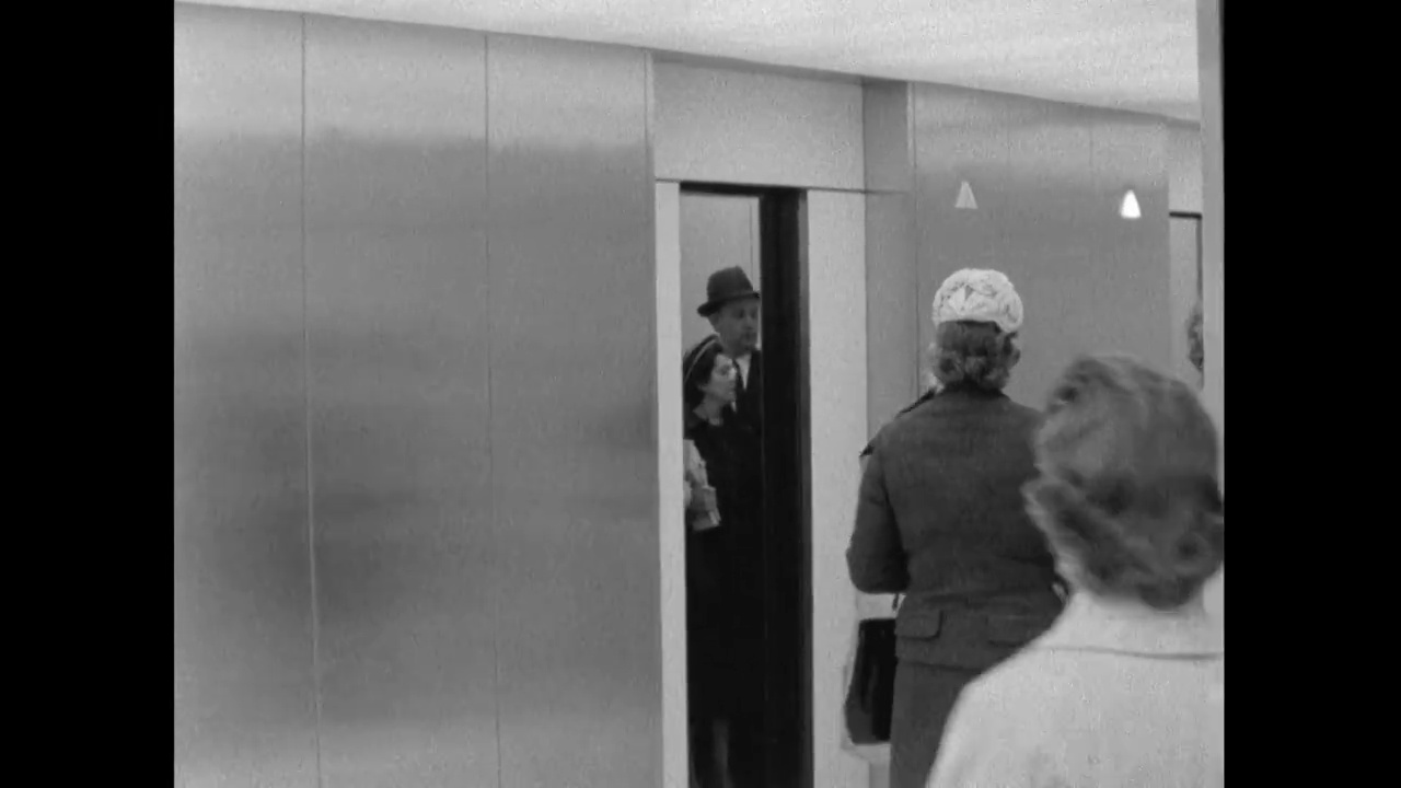 在纽约的一间办公室里，男男女女走进电梯;1961视频素材