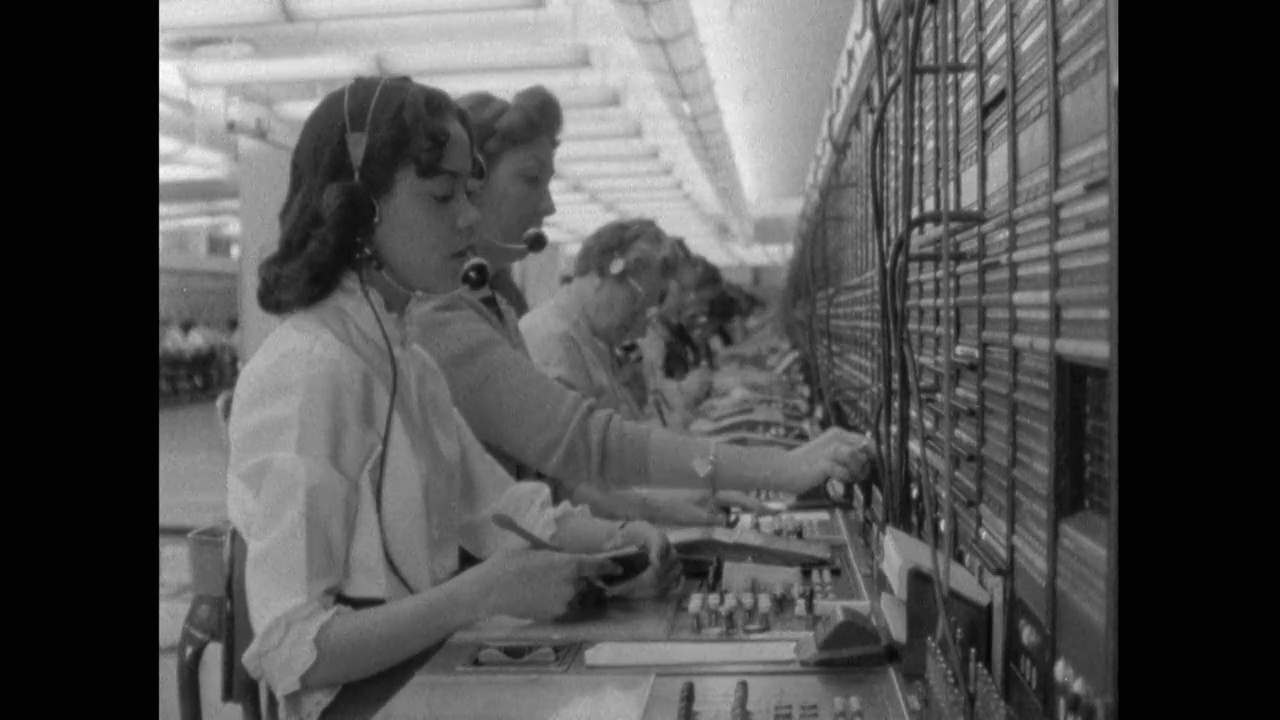 在纽约，一排在总机前工作的女性;1961视频素材