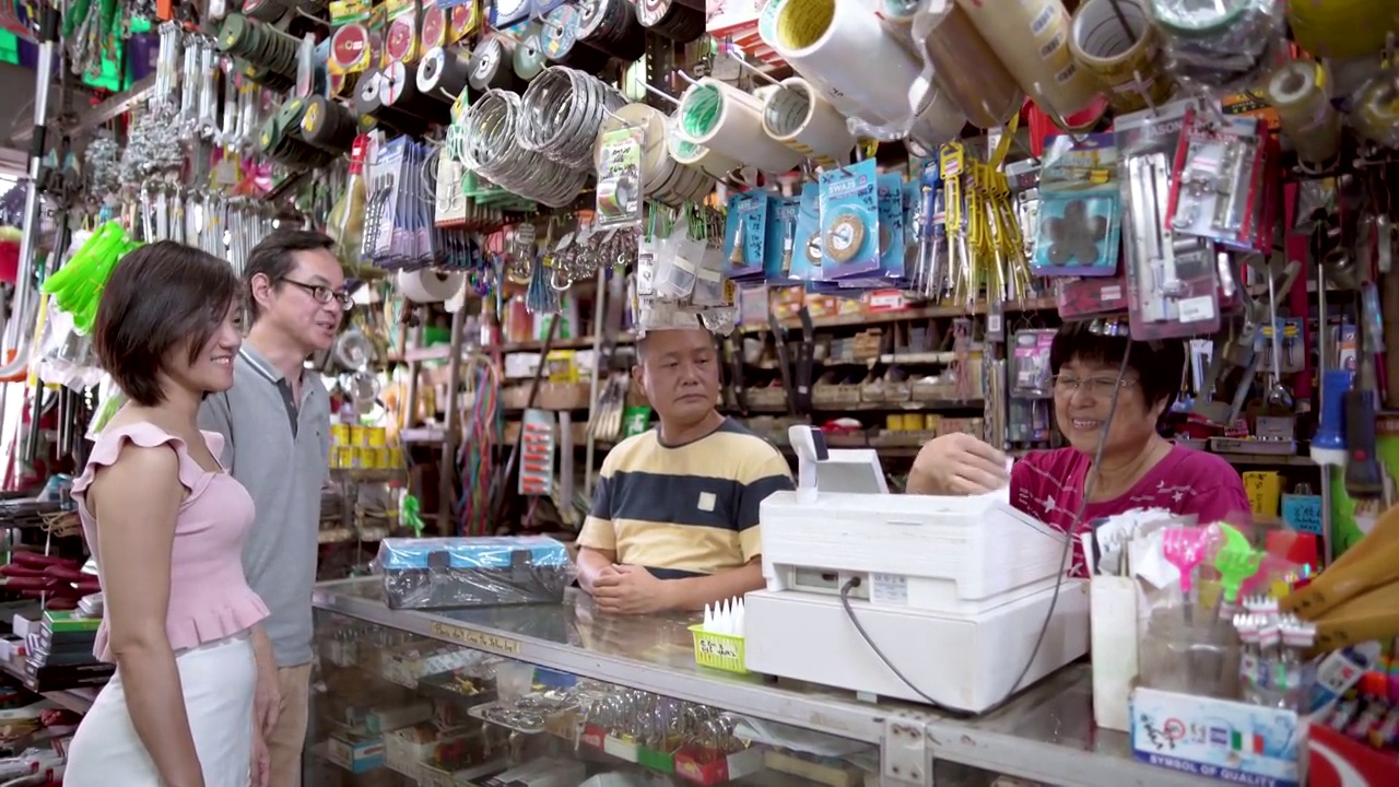 亚洲华人业主在客户用电子钱包付款后，使用POS系统生成收据视频素材