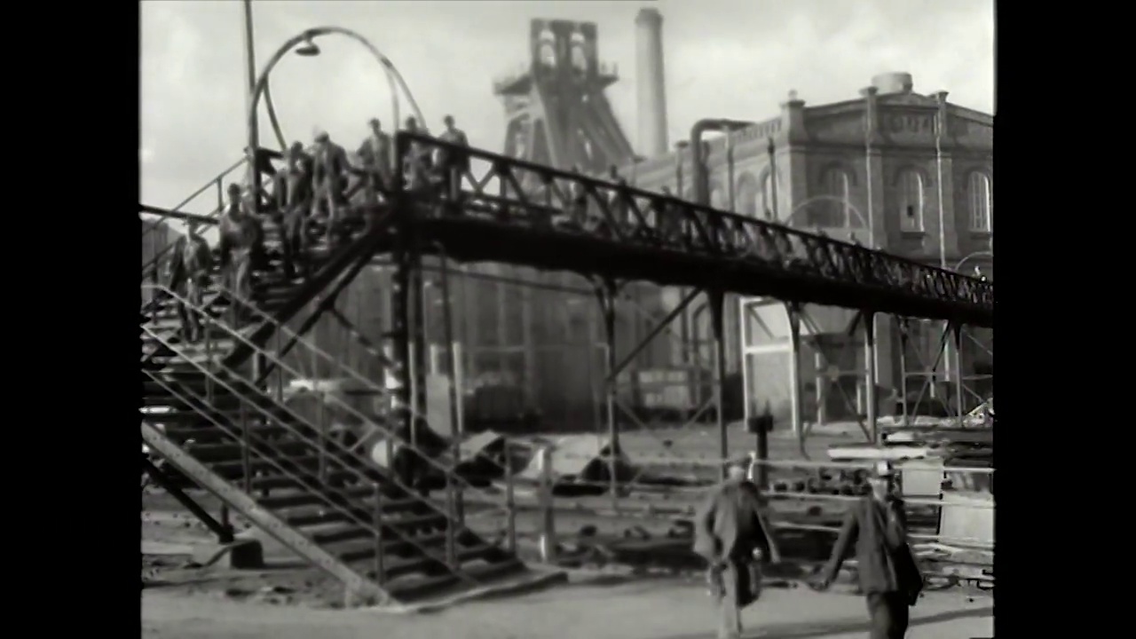英国彼得利煤矿的矿工们;1954视频素材