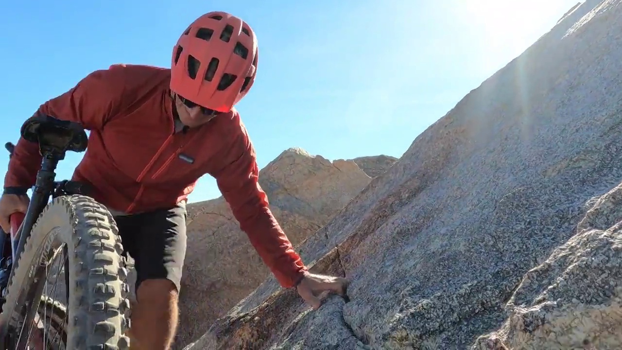 男性山地自行车手从山顶陡峭的岩石上滑下视频下载
