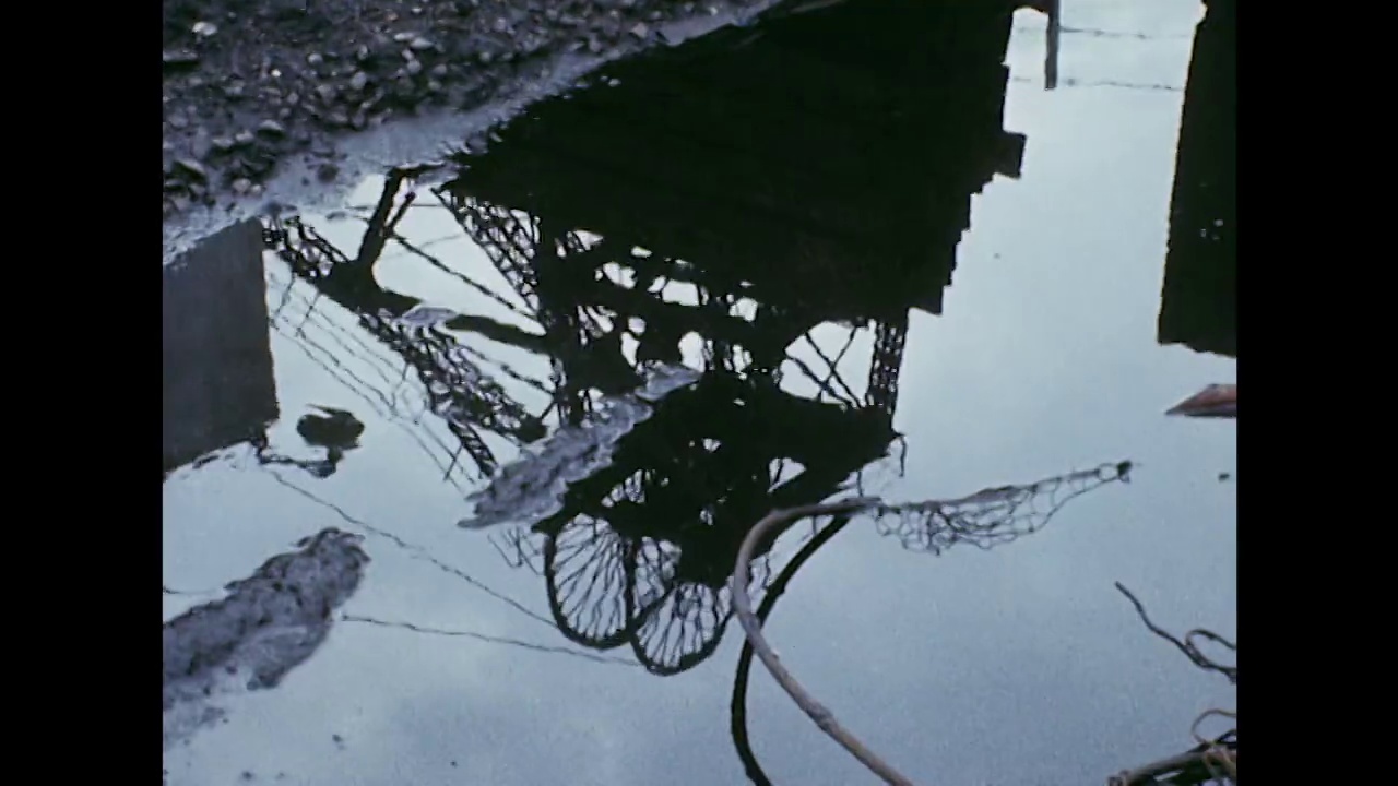 矿井头倒映在水中;1969视频下载