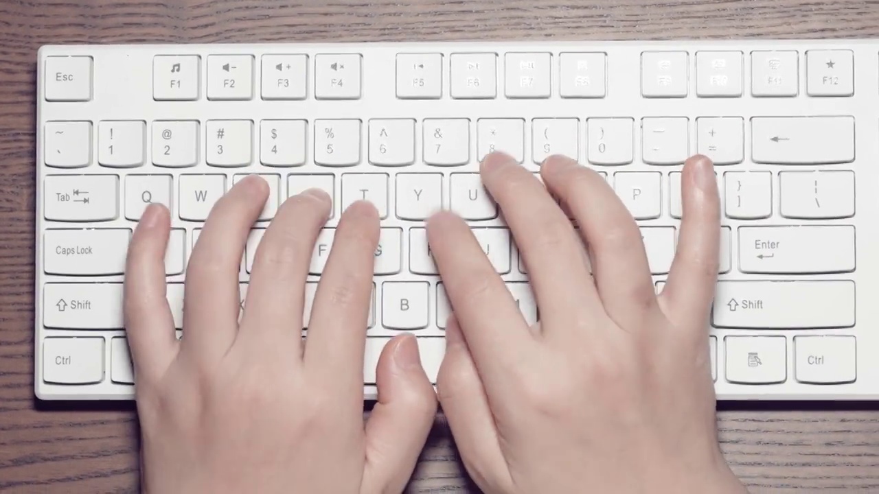 女CU手打字成电脑键盘的白键视频素材