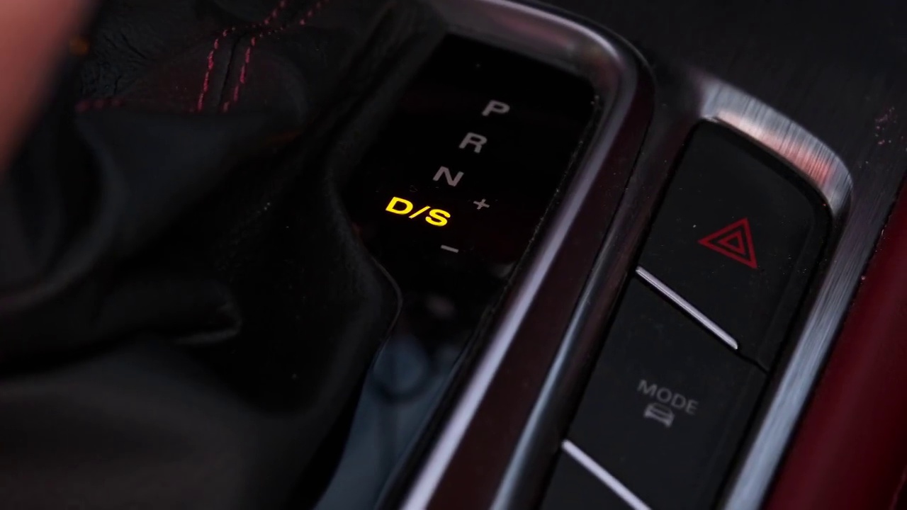 特写镜头:司机握着自动变速杆换档。自动变速器，自动换挡，从D Drive移到P Park。视频素材