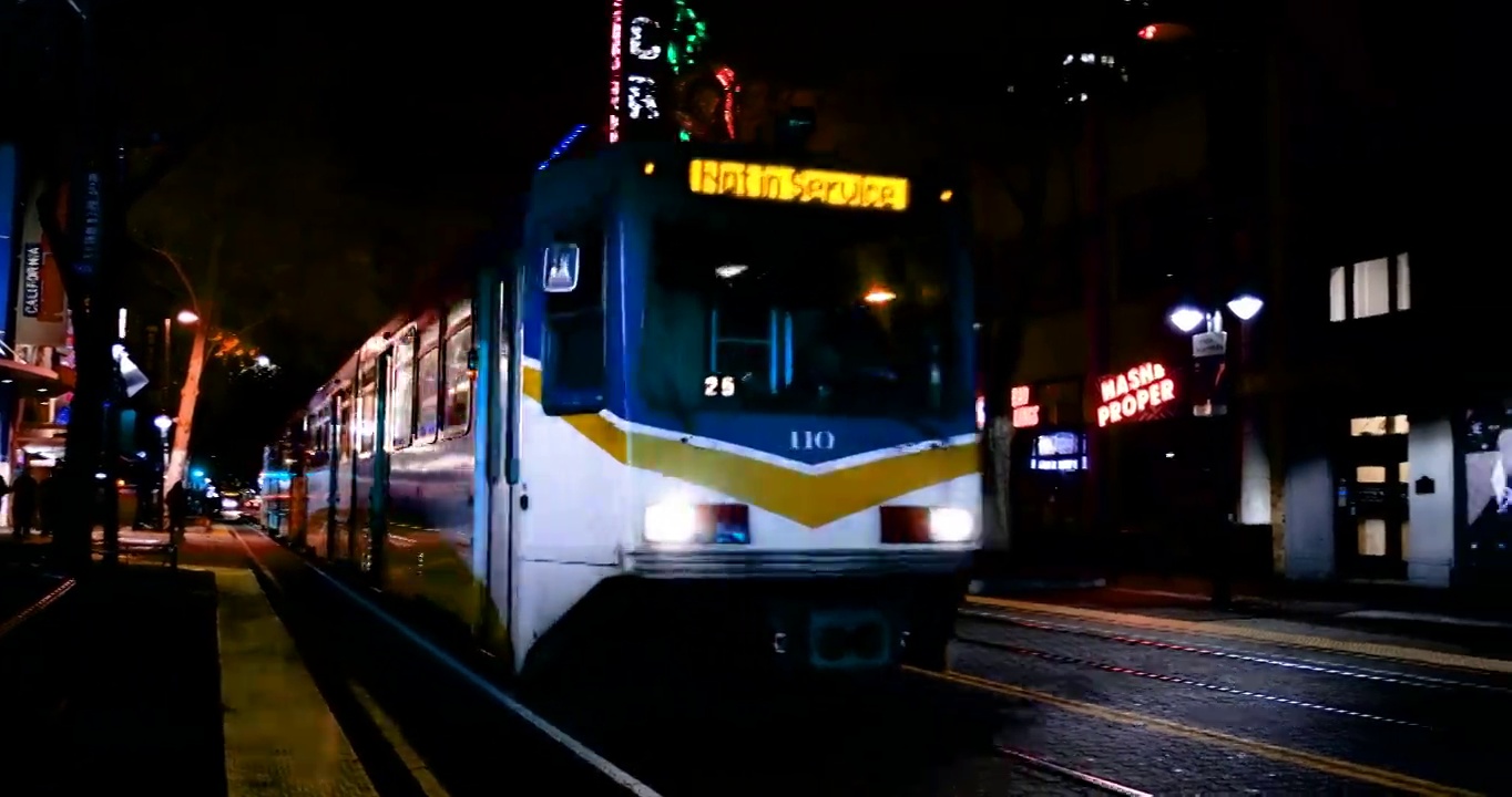 萨克拉门托RT轻轨列车夜间驶过加州萨克拉门托市中心视频下载