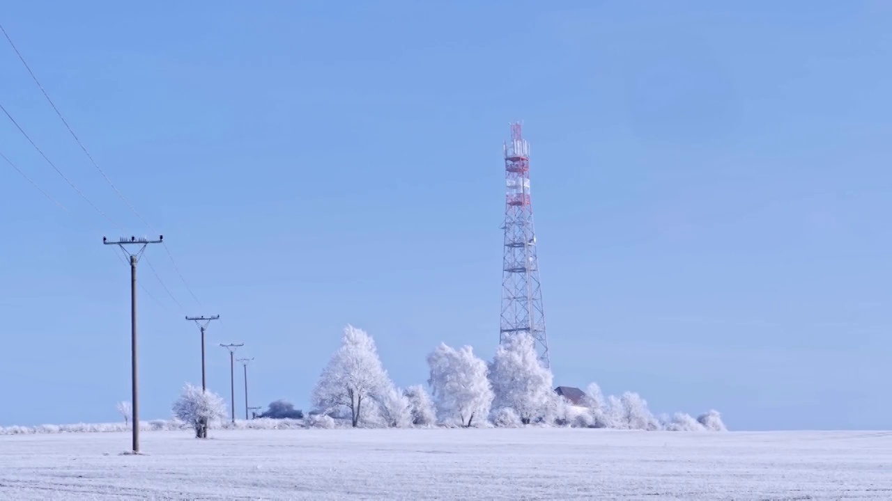冬季传输塔，蜂窝天线和卫星天线通信塔视频下载