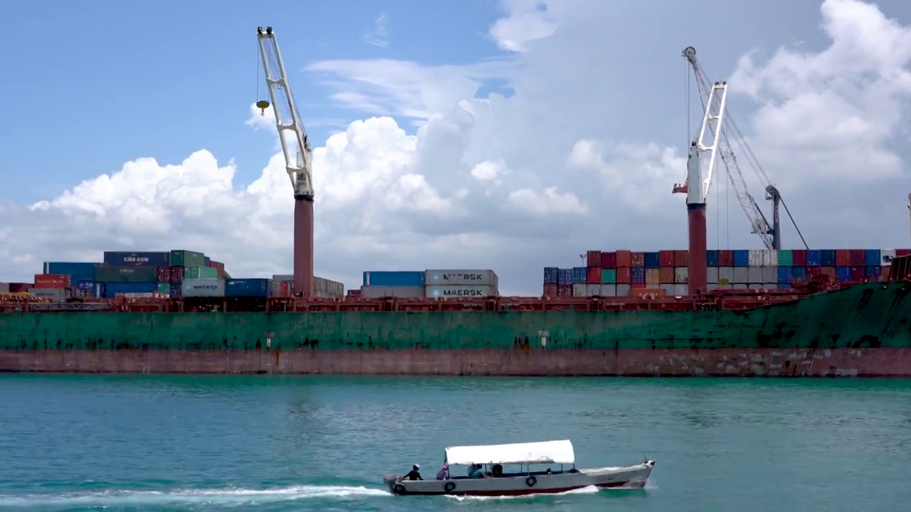一艘停靠在桑给巴尔港货物码头的船视频下载