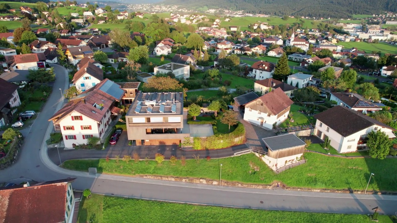 列支敦士登的鸟瞰图，阿尔卑斯山山谷中绿色田野上的房屋视频下载