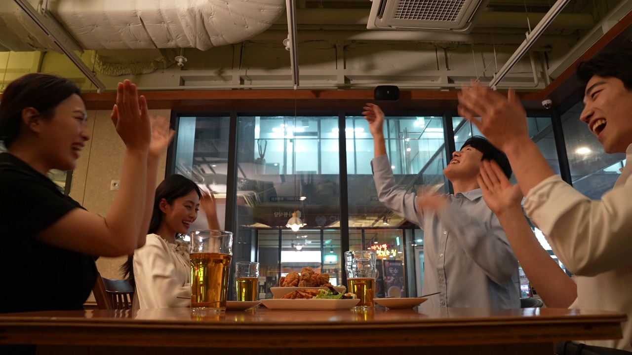 2019冠状病毒病，在餐厅——朋友们脱下口罩喝啤酒视频下载