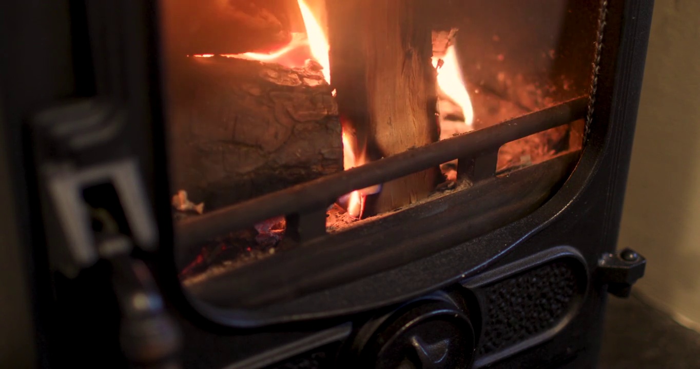 燃烧木材的炉子里的火视频素材