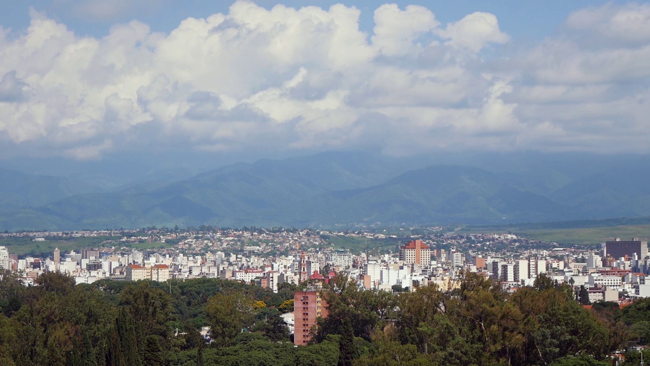 晴天和多云天气下的大城市全景(萨尔塔，阿根廷)视频素材