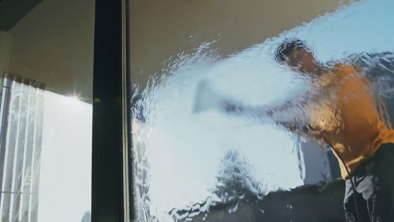WS房主用高压水射流清洗庭院玻璃门视频下载