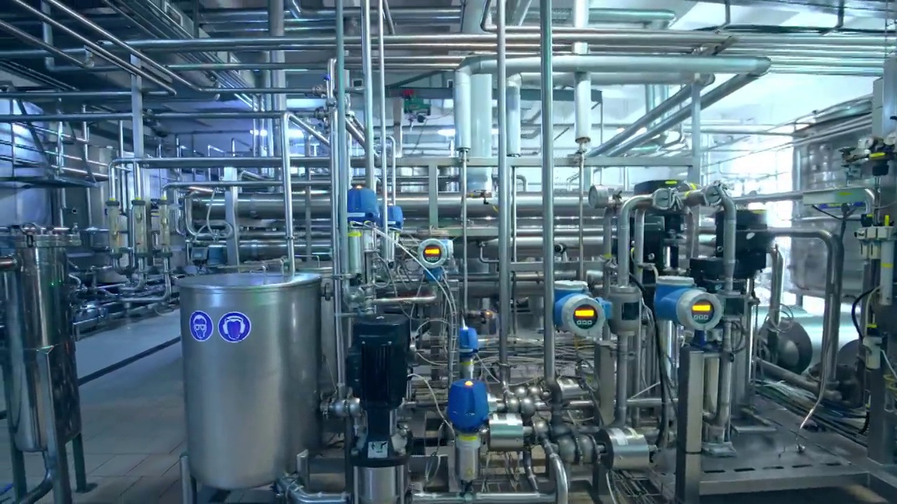 乳品厂自动化装备系统。难、复杂的牛奶加工管道。多莉。视频素材