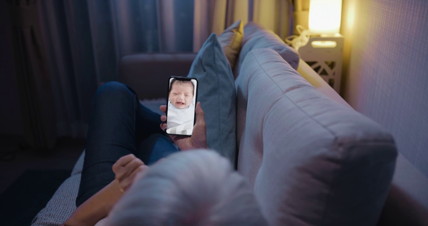 祖父母用智能手机和刚出生的孙子视频通话视频素材