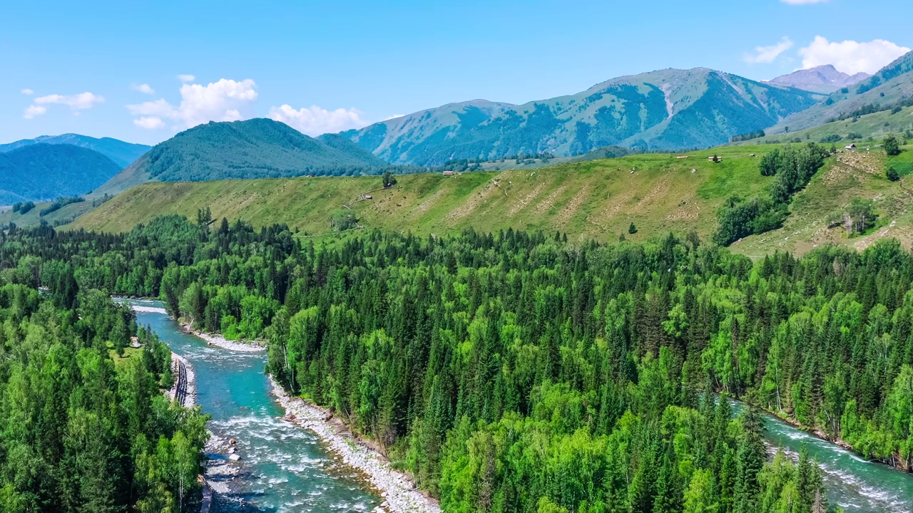 航拍新疆河流、绿色森林和山地景观视频素材