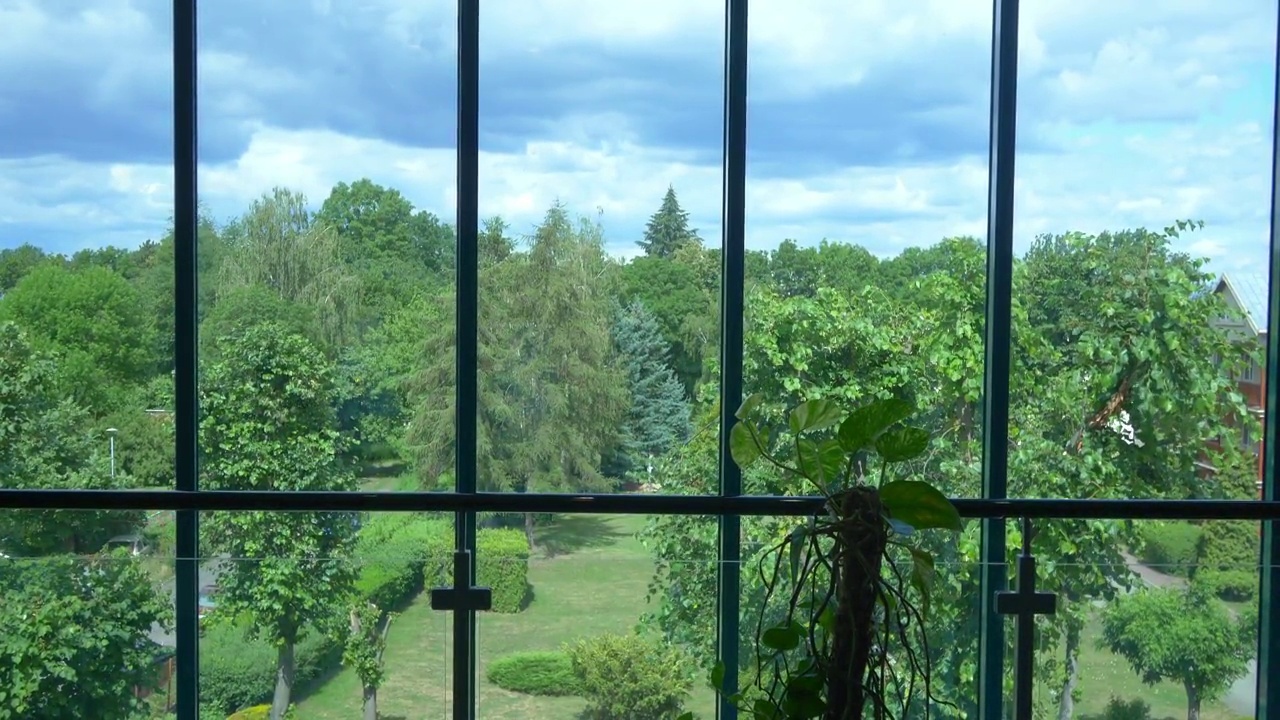从窗口观看自然风景，4k慢动作，60帧/秒视频素材
