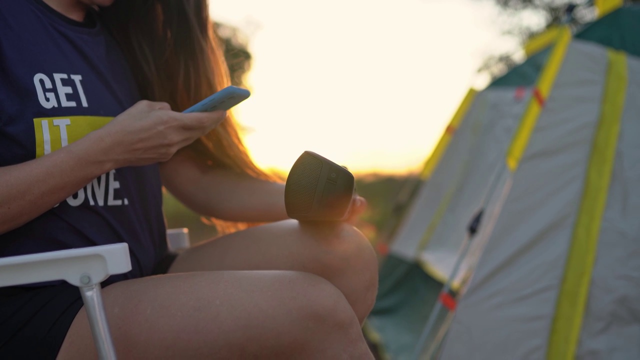 在度假营里用扬声器听音乐的女人视频下载