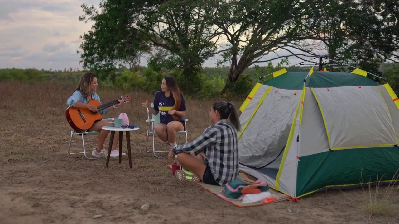 女人们在夏令营里唱歌和弹吉他视频下载