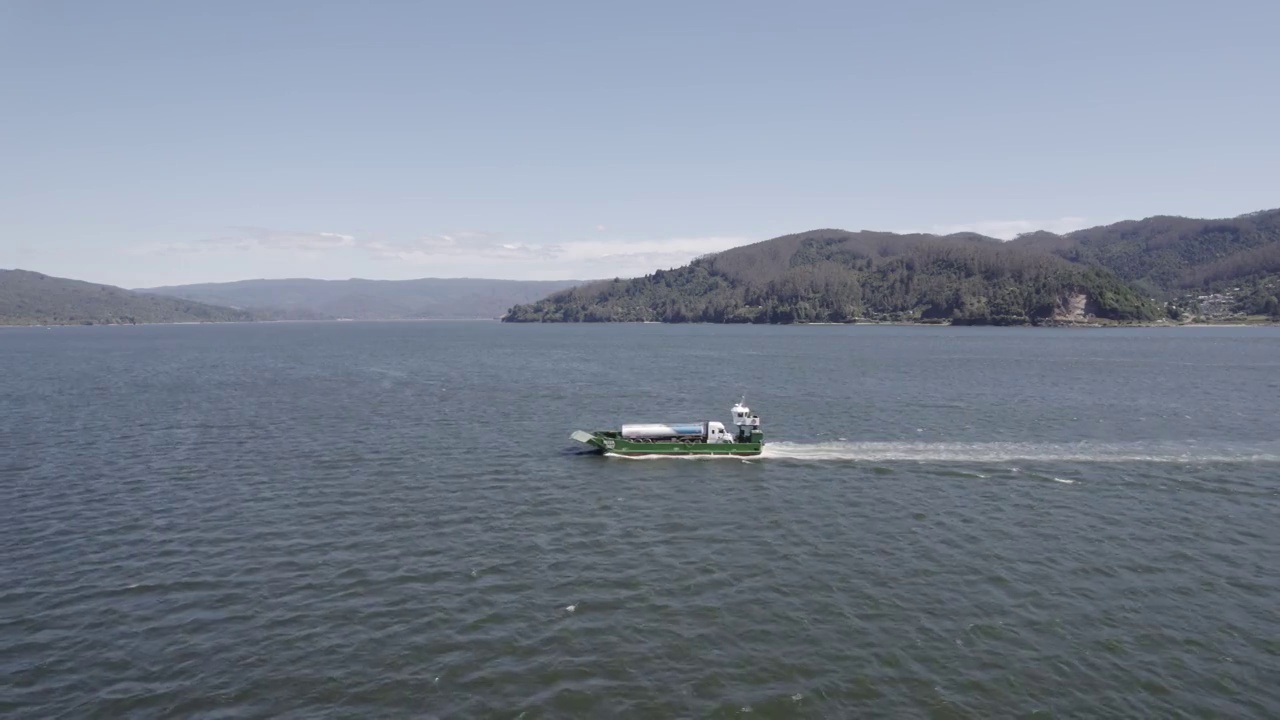 在智利南部的科拉尔湾航行的渡轮视频下载