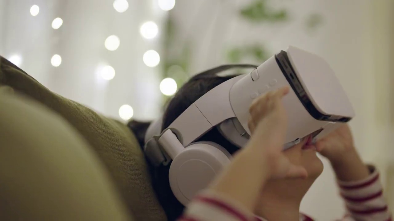 一个小男孩戴着VR头盔在家视频下载