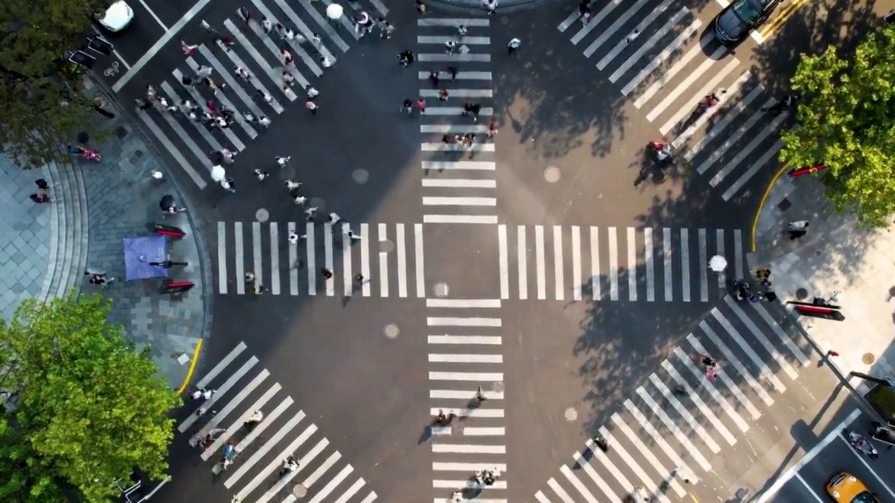城市街道交叉口的T/L无人机视角视频下载