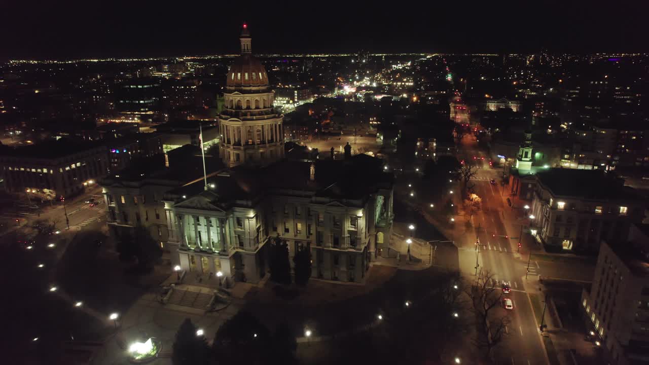 无人机拍摄的科罗拉多州丹佛市夜间的国会大厦视频素材