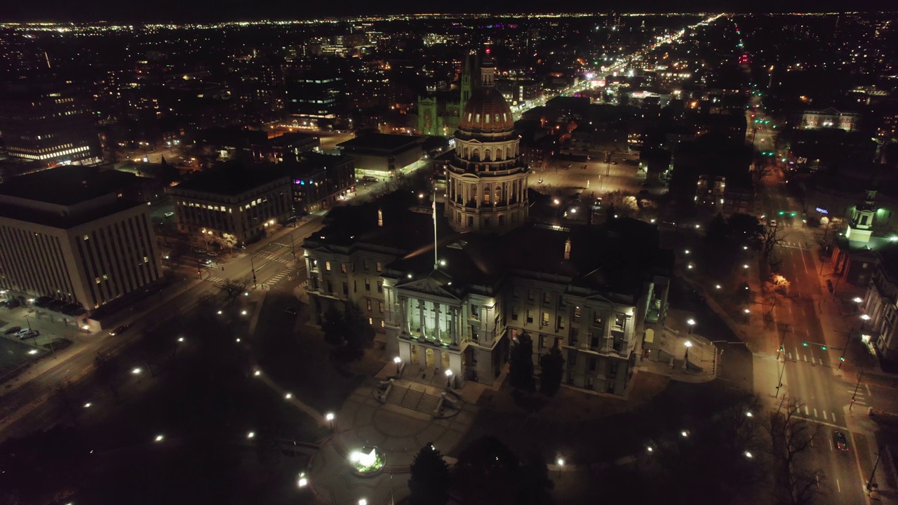 无人机拍摄的科罗拉多州首府夜间丹佛视频素材