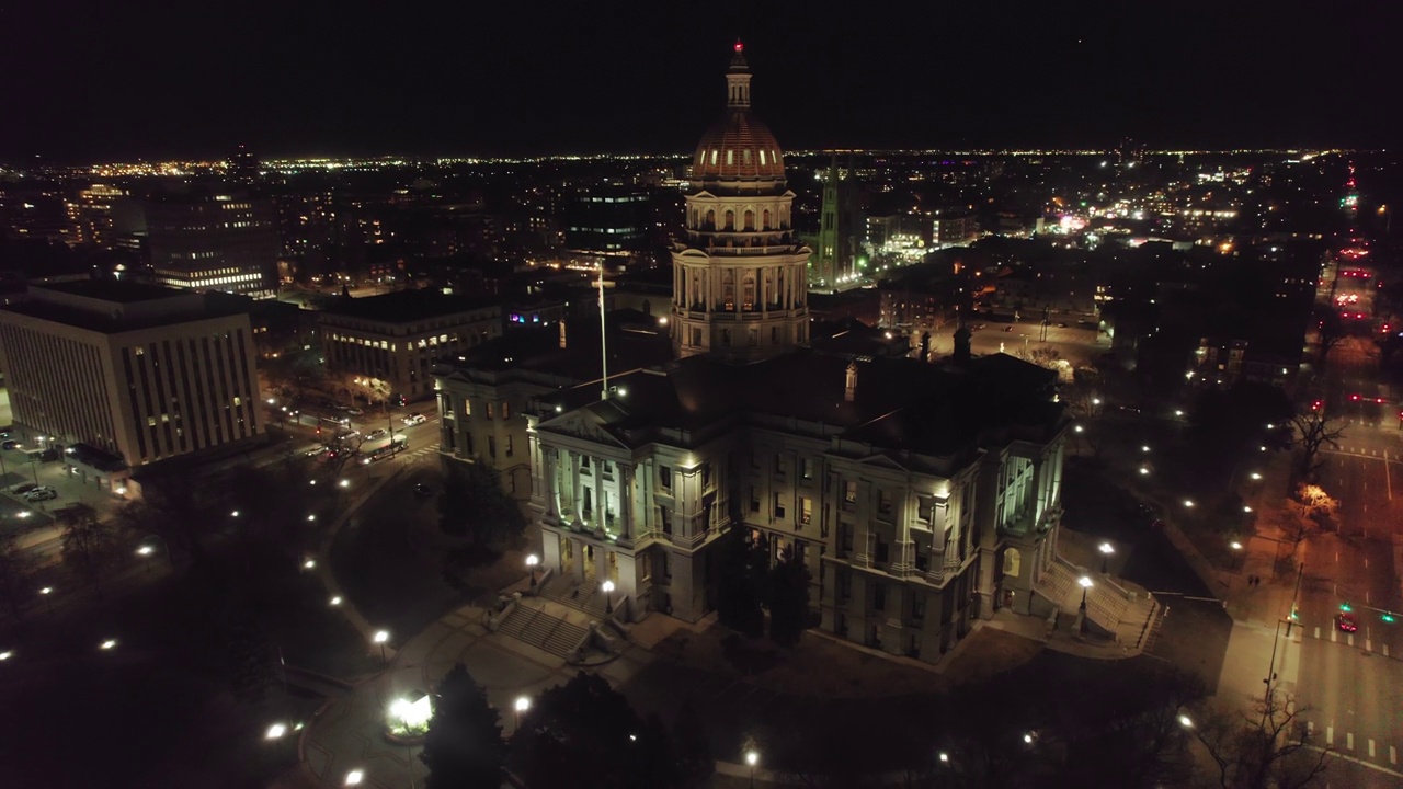 无人机拍摄的科罗拉多州丹佛市夜间的国会大厦视频素材