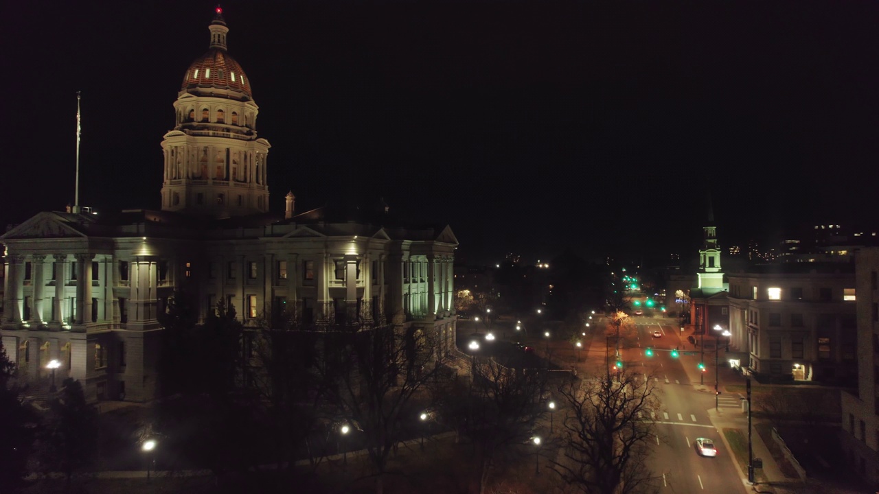 动态无人机拍摄的科罗拉多州国会大厦在夜间视频素材