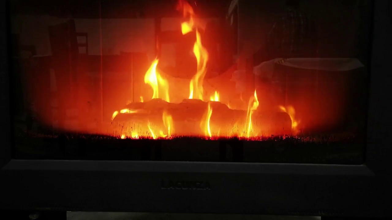木柴在壁炉里燃烧。视频下载