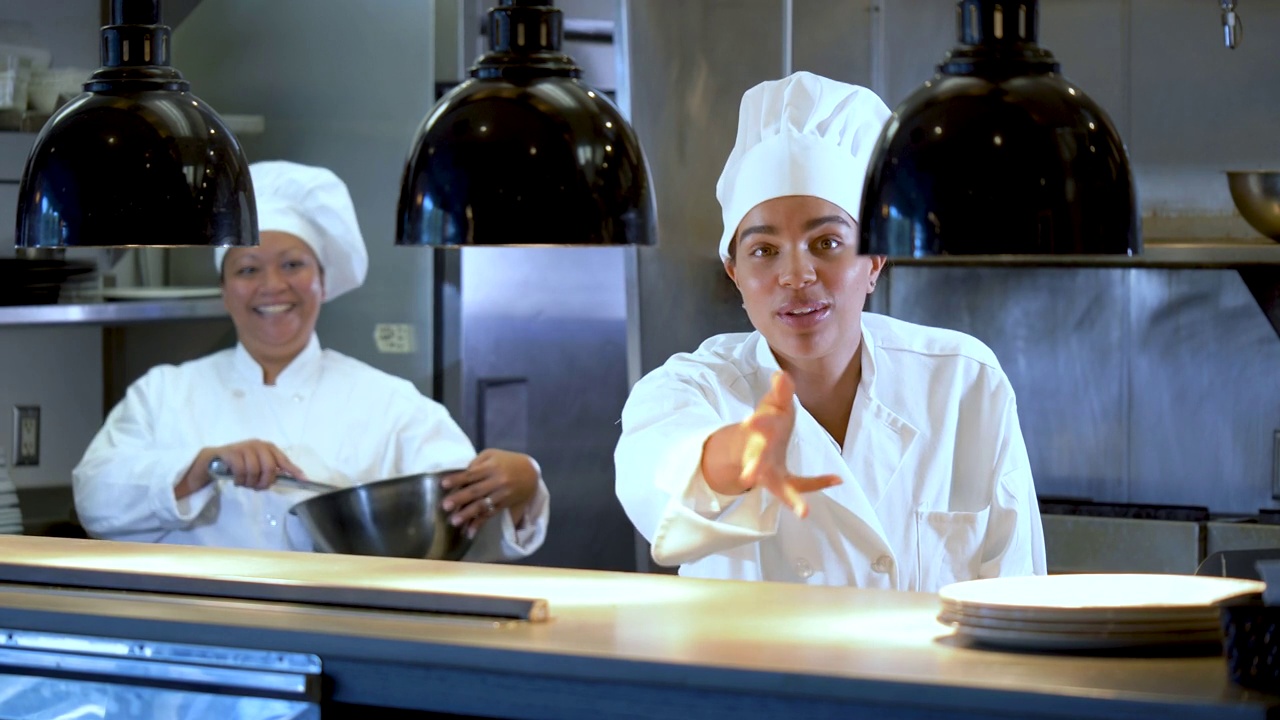 厨房里有两个女厨师，一个边说边指指点点视频下载