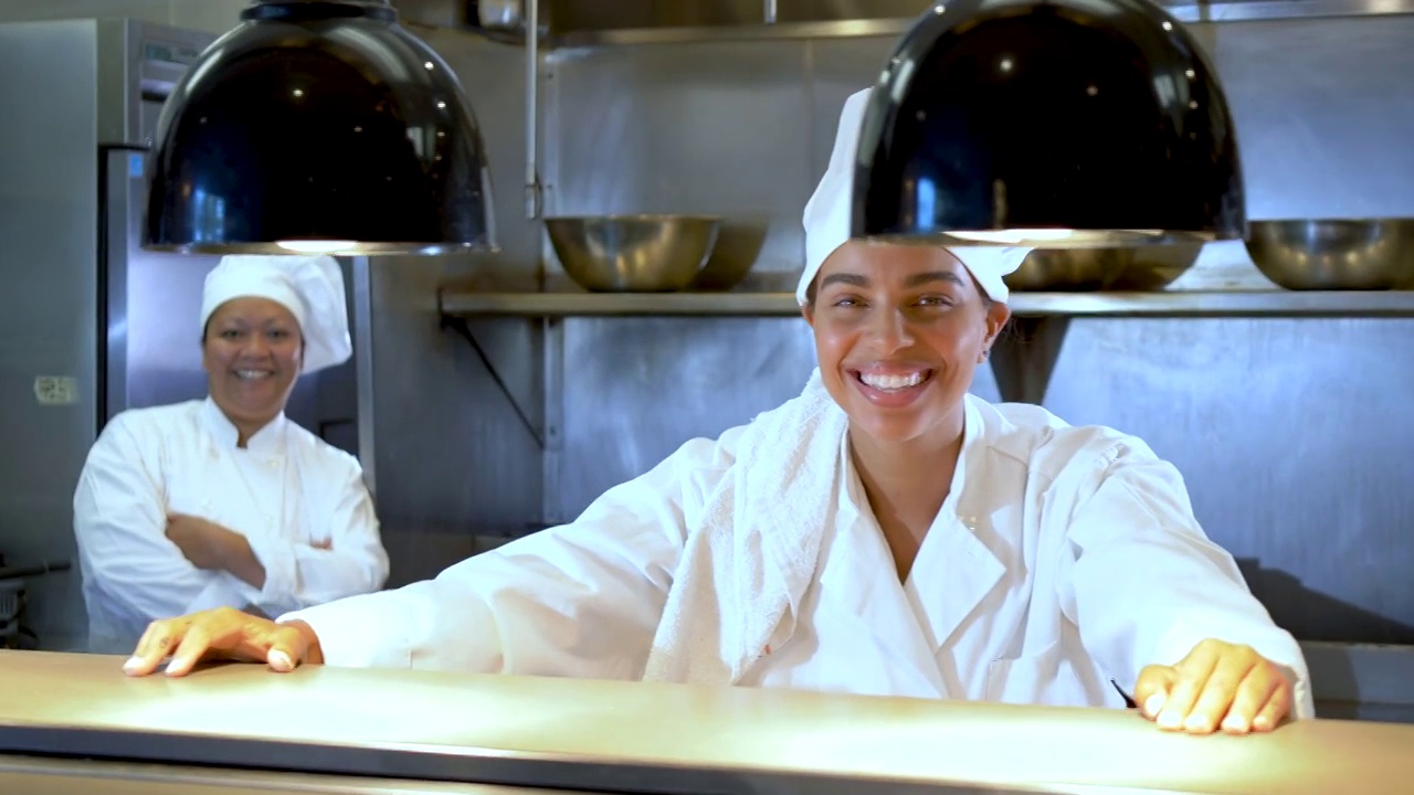 两个女人在餐厅厨房做厨师视频下载