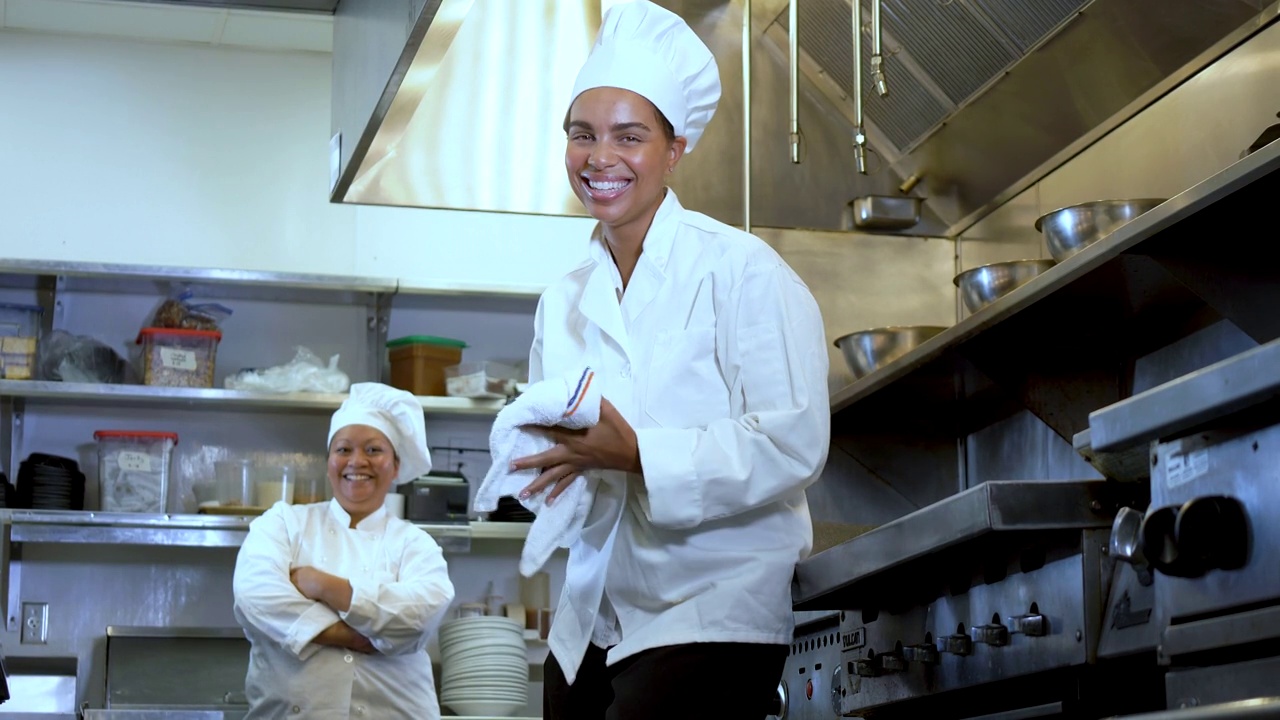 两个女人在餐厅厨房做厨师视频下载