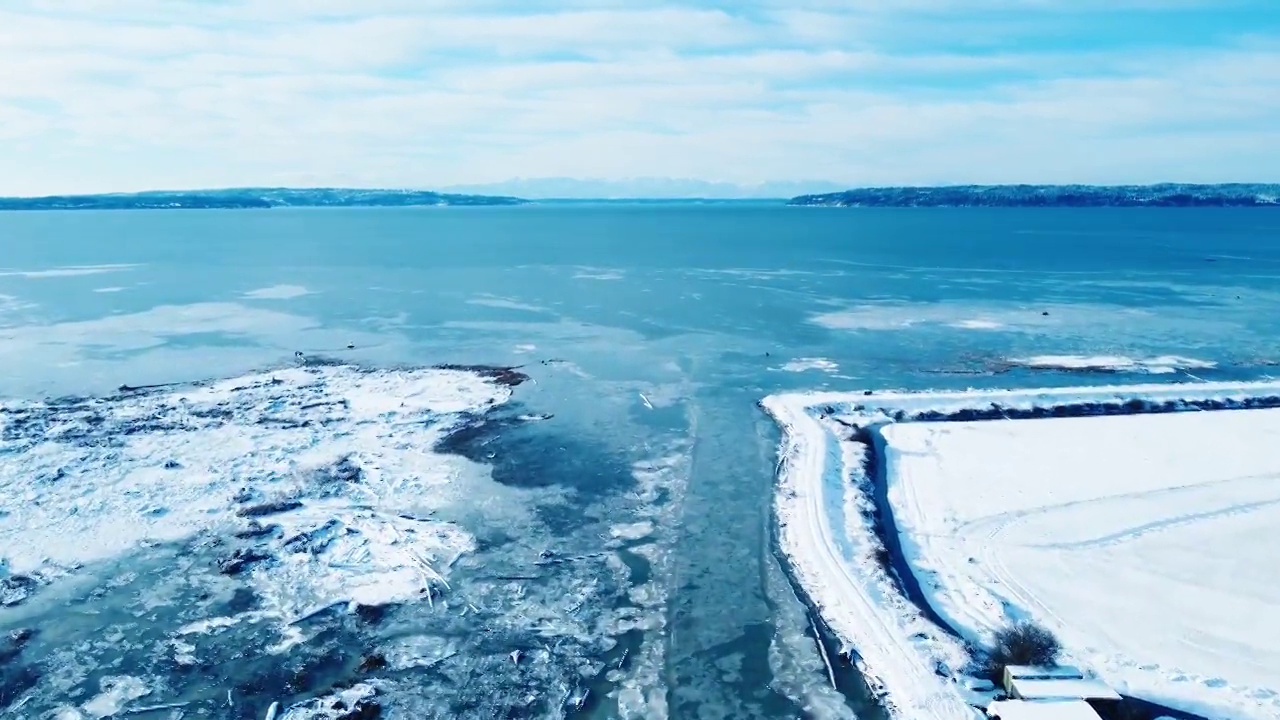 冰冻的海洋和奥林匹克山脉沿西雅图海岸鸟瞰图视频下载