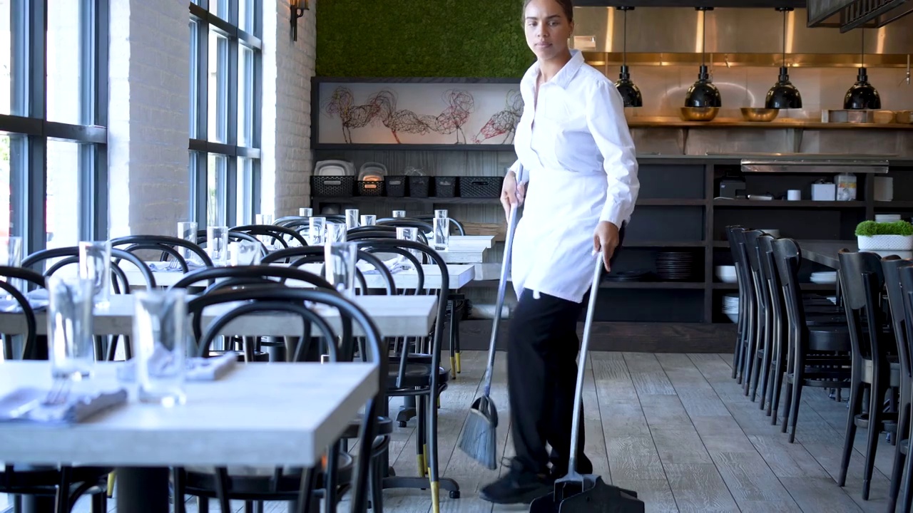 餐厅服务员在扫地视频下载