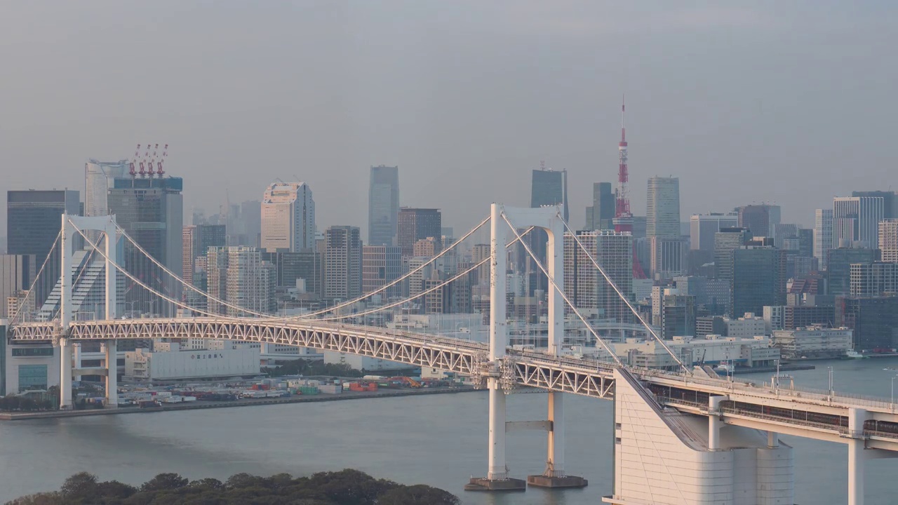 东京湾地区的彩虹桥夕阳视频下载