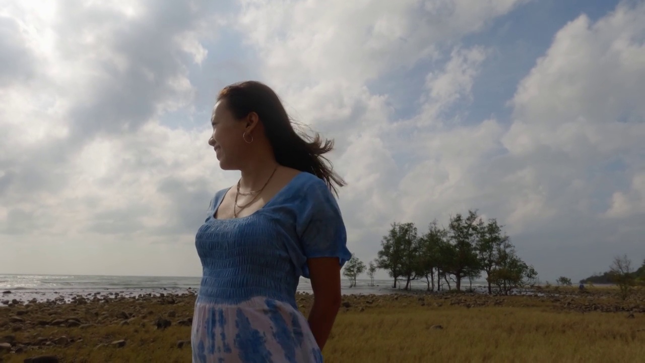 亚洲妇女在海边旅行的背景视频素材