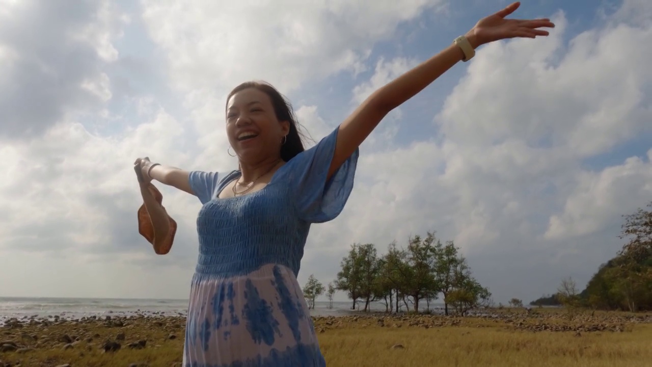亚洲妇女在海边旅行的背景视频下载
