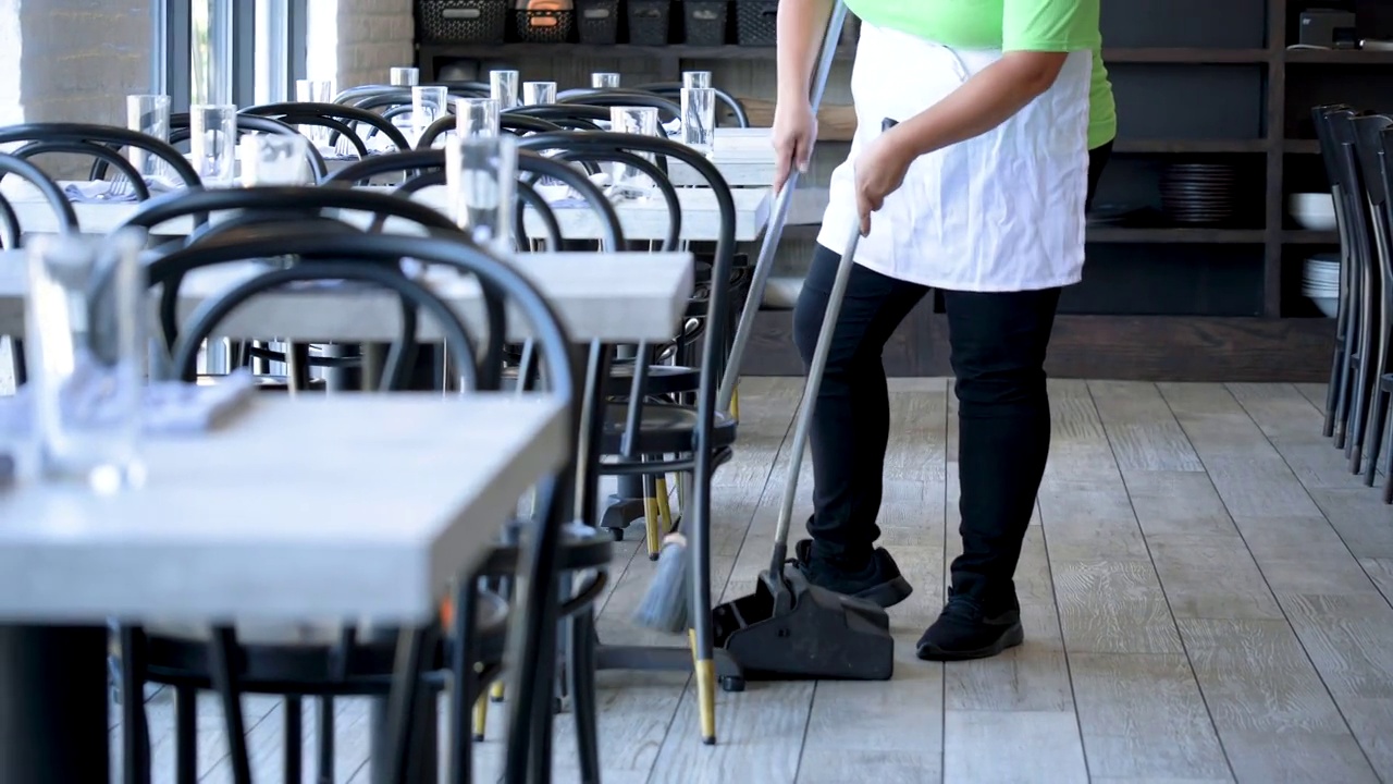 餐厅服务员在扫地视频下载