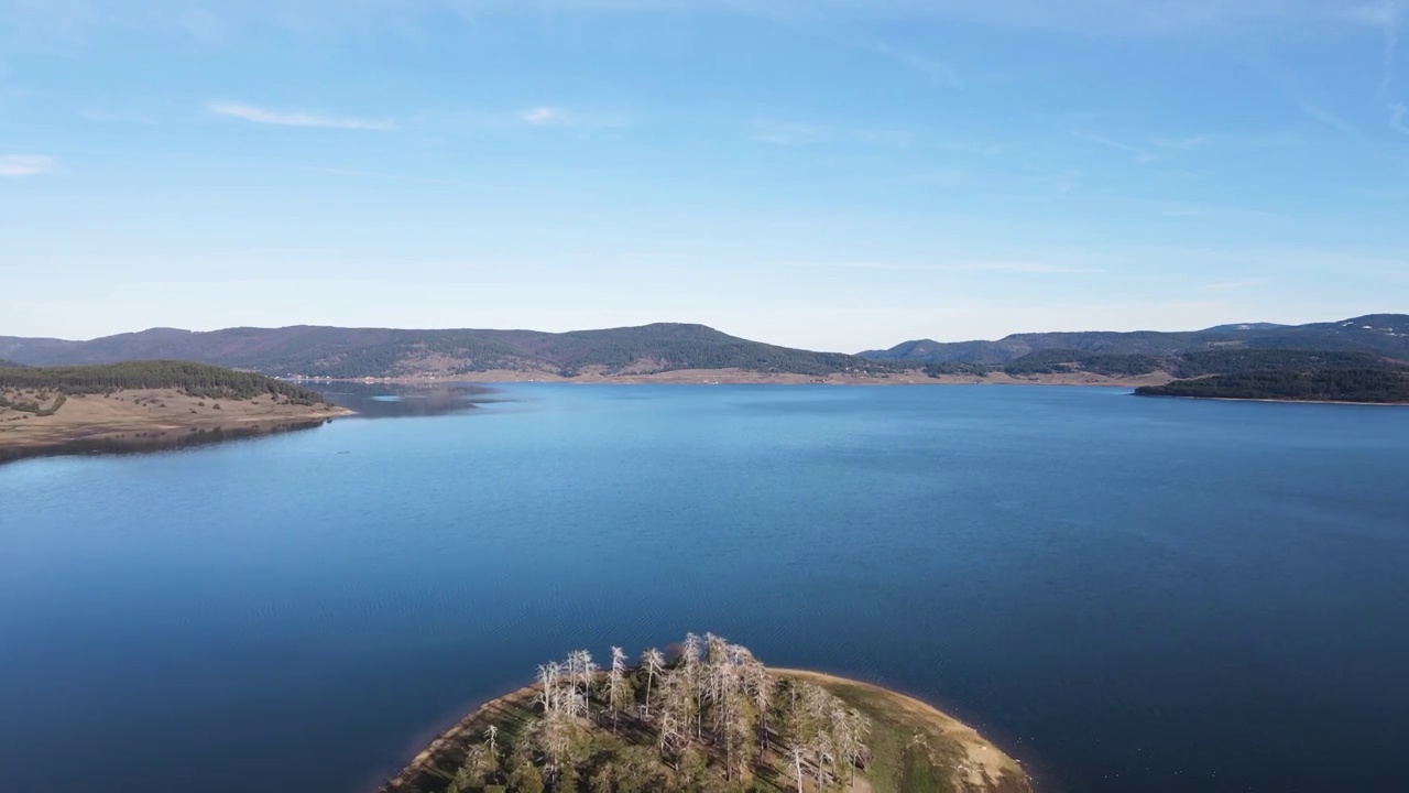 鸟瞰保加利亚巴塔克水库的岛屿视频素材