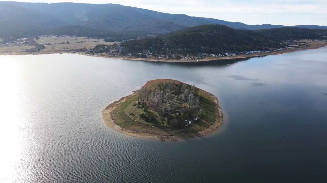 鸟瞰保加利亚巴塔克水库的岛屿视频素材