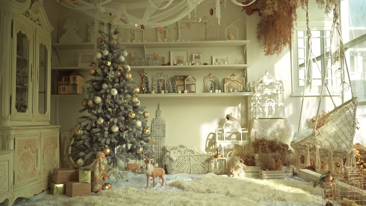 4K圣诞树和圣诞节装饰在一个美丽的房子与拷贝空间视频下载