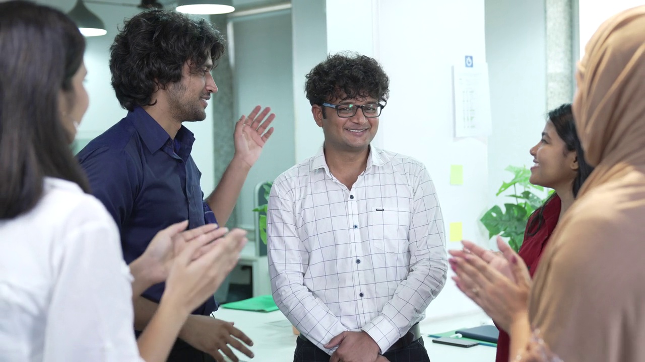 年轻的印度老板和办公室团队同事鼓掌支持视频下载